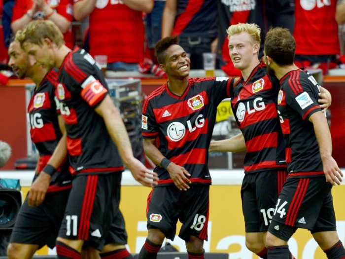 Leverkusen celebrate the winning goal.